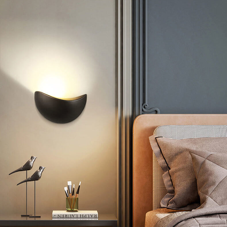 Rynx | Minimalist half-round LED wall lamp in aluminum