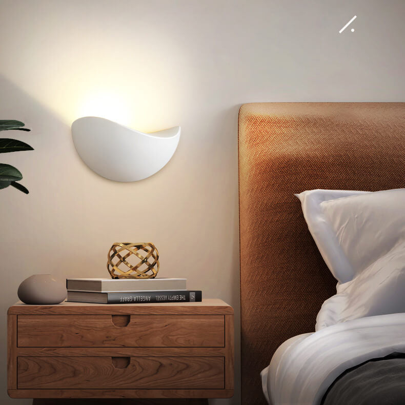 Rynx | Minimalist half-round LED wall lamp in aluminum