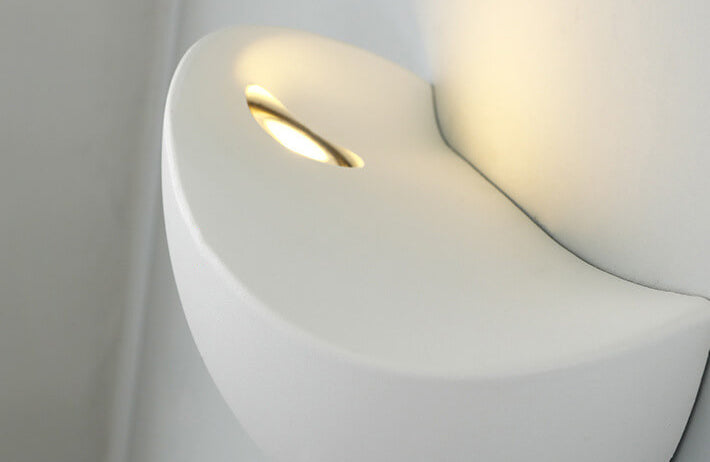 Rynx | Minimalist half-round LED wall lamp in aluminum
