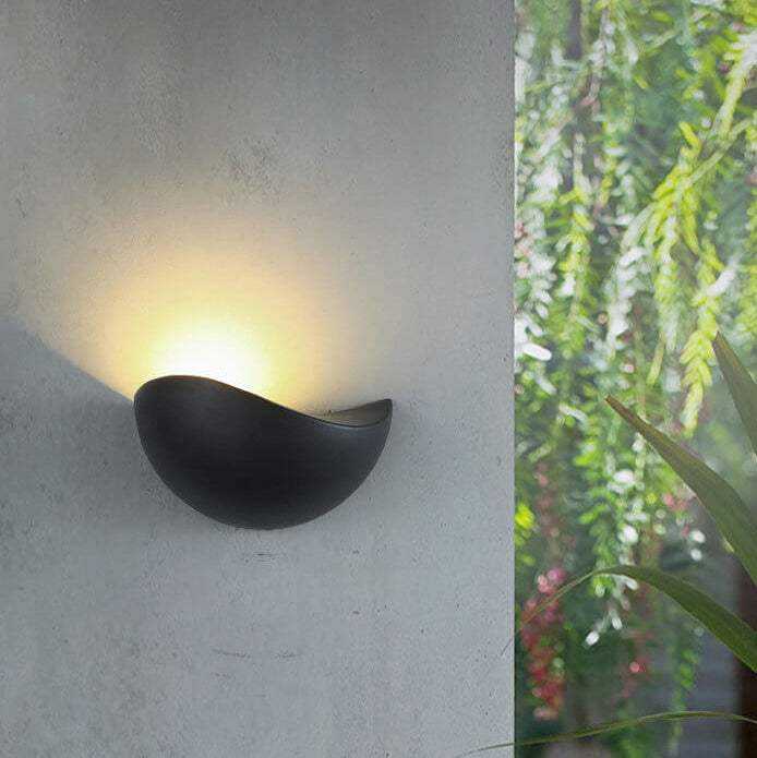Rynx | Minimalist half-round LED wall lamp in aluminum