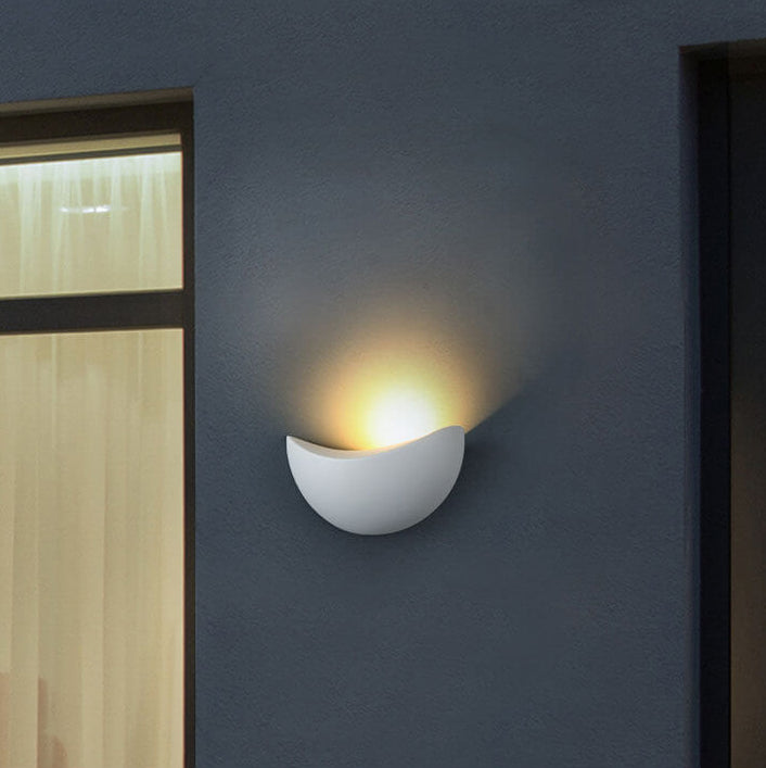 Rynx | Minimalist half-round LED wall lamp in aluminum