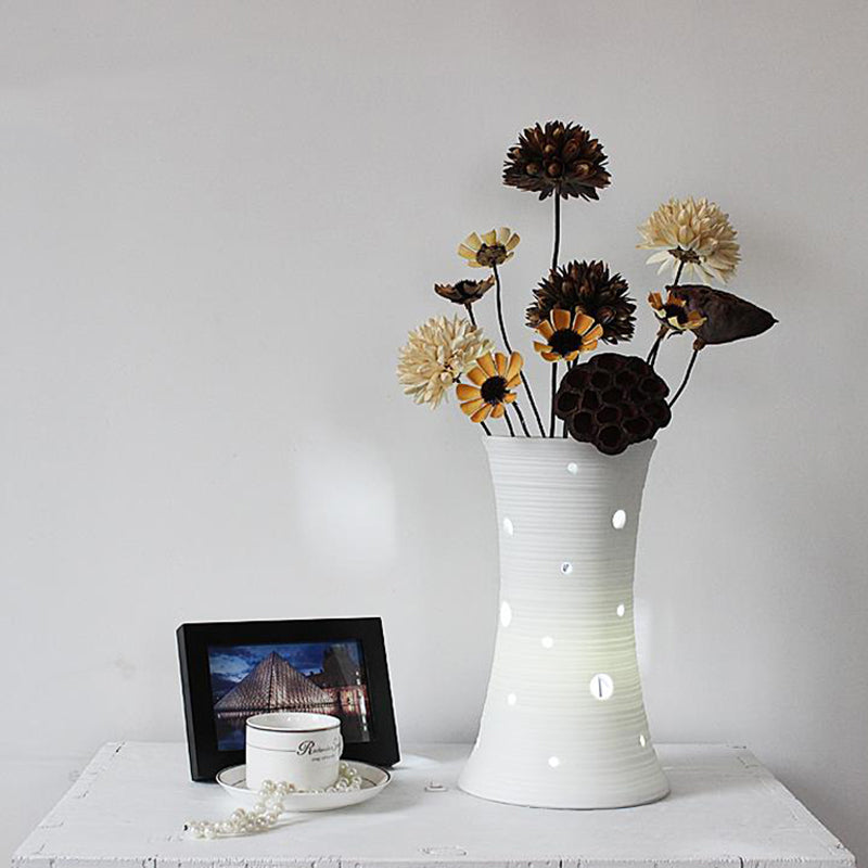 Rynx | Vaselle – White ceramic lamp with nature-inspired dried flowers
