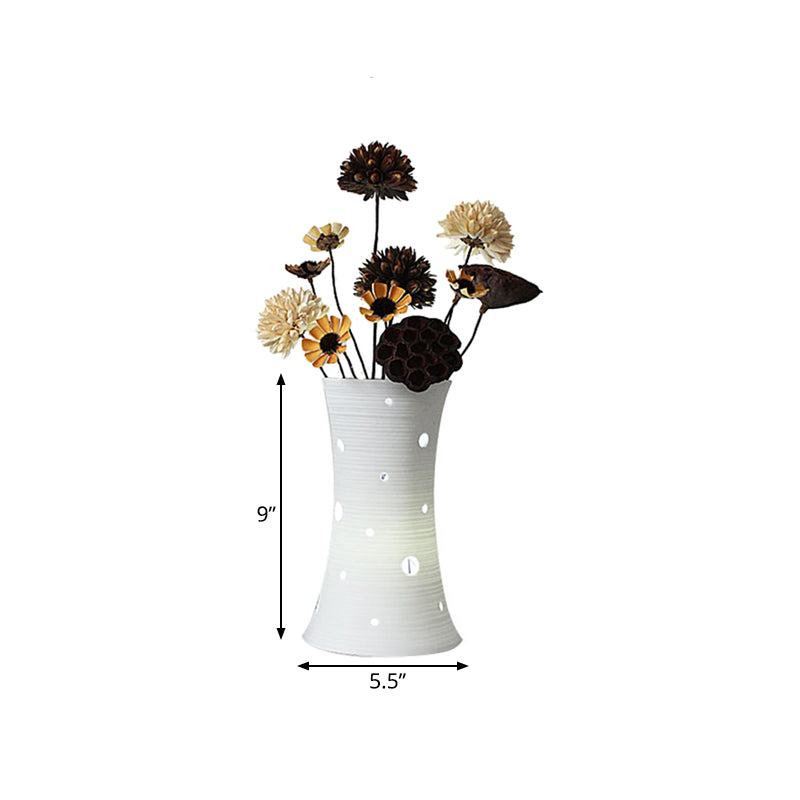 Rynx | Vaselle – White ceramic lamp with nature-inspired dried flowers