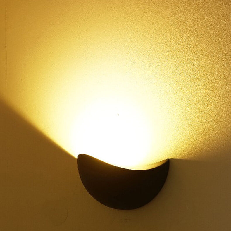 Rynx | Minimalist half-round LED wall lamp in aluminum