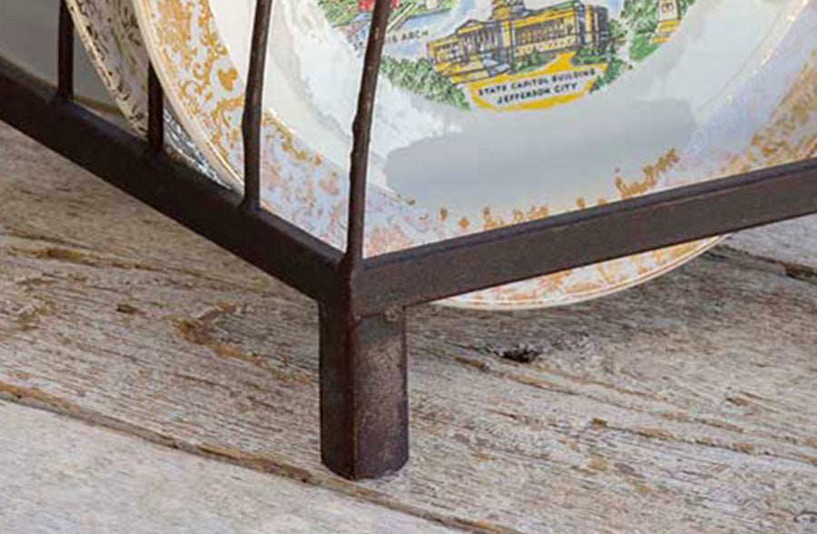 Rynx | Worn metal tabletop plate holder