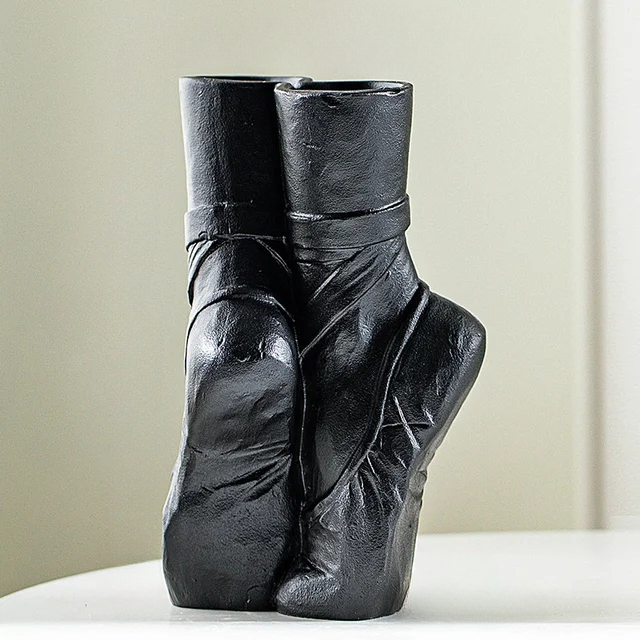 Rynx | Elegant ballet-inspired ceramic flower vase