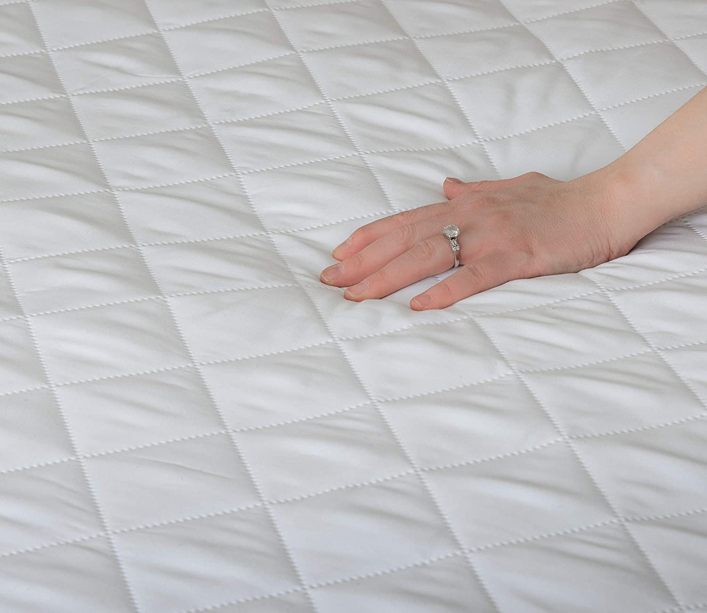 Rynx | Support mattress with quilted surface - The quilted fabric is comfortable and thick enough to provide a good night's sleep. The cozy mattress update will also help protect your mattress from stains. (Full)