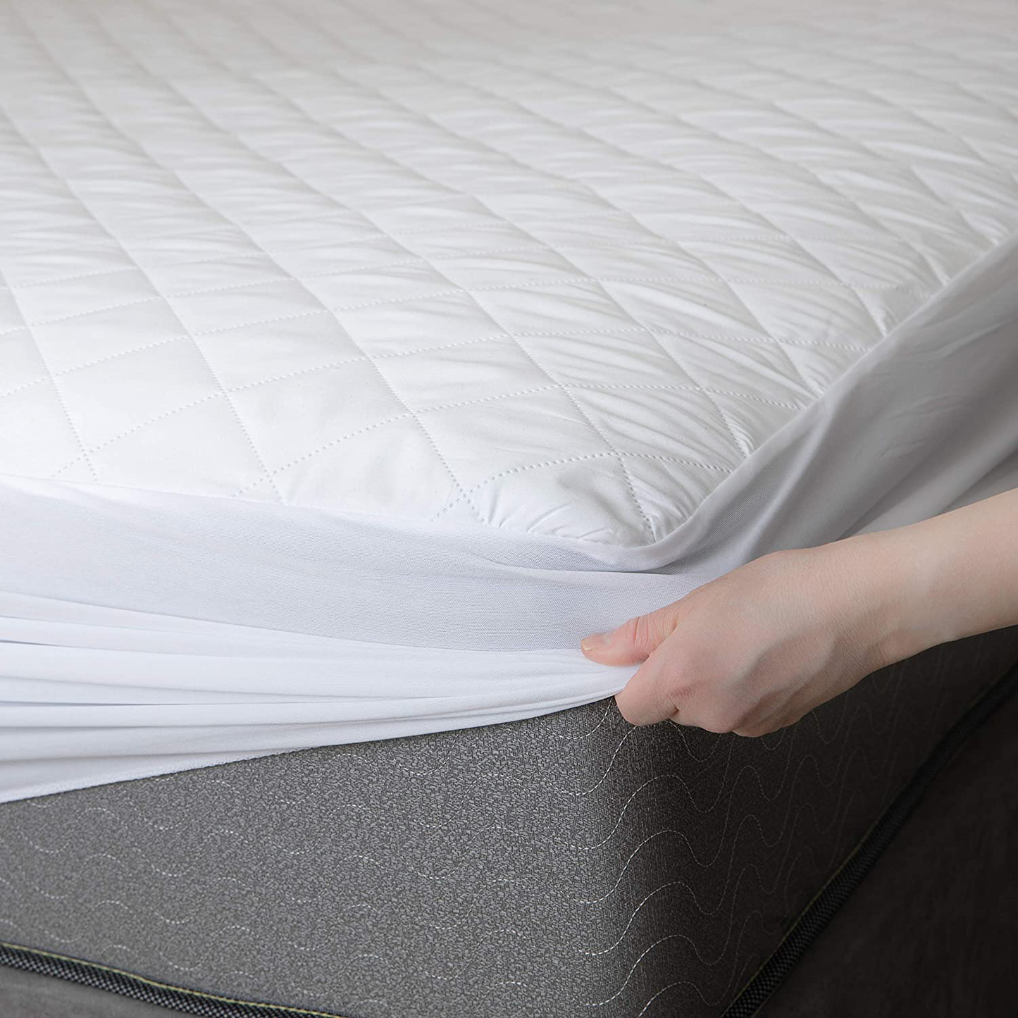 Rynx | Support mattress with quilted surface - The quilted fabric is comfortable and thick enough to provide a good night's sleep. The cozy mattress update will also help protect your mattress from stains. (Full)