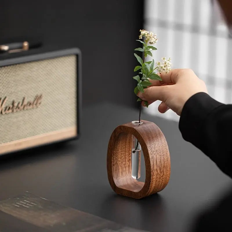 Rynx | Glass vase made of solid wood – Elegant design for stylish decoration