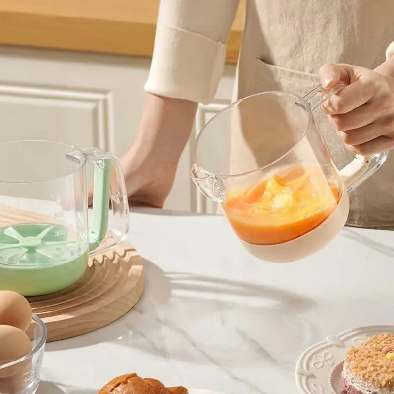 Rynx | Multifunctional Mixing Cup for Eggs – Manual Press with Measuring & Filtering Function