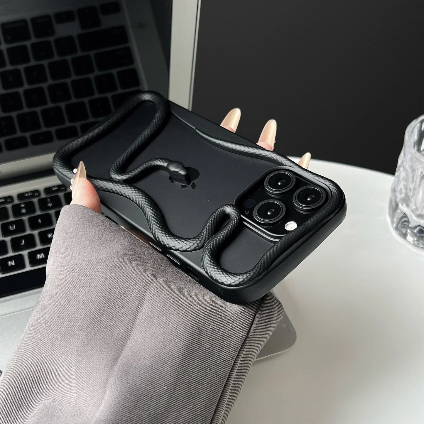 Rynx | Plating Weicher Gummi Rahmen Hohler Schlange Handyhülle Für iPhone 11 12 13 14 15 16 Pro Max Objektivschutz Unregelmäßige Stoßfeste Hülle