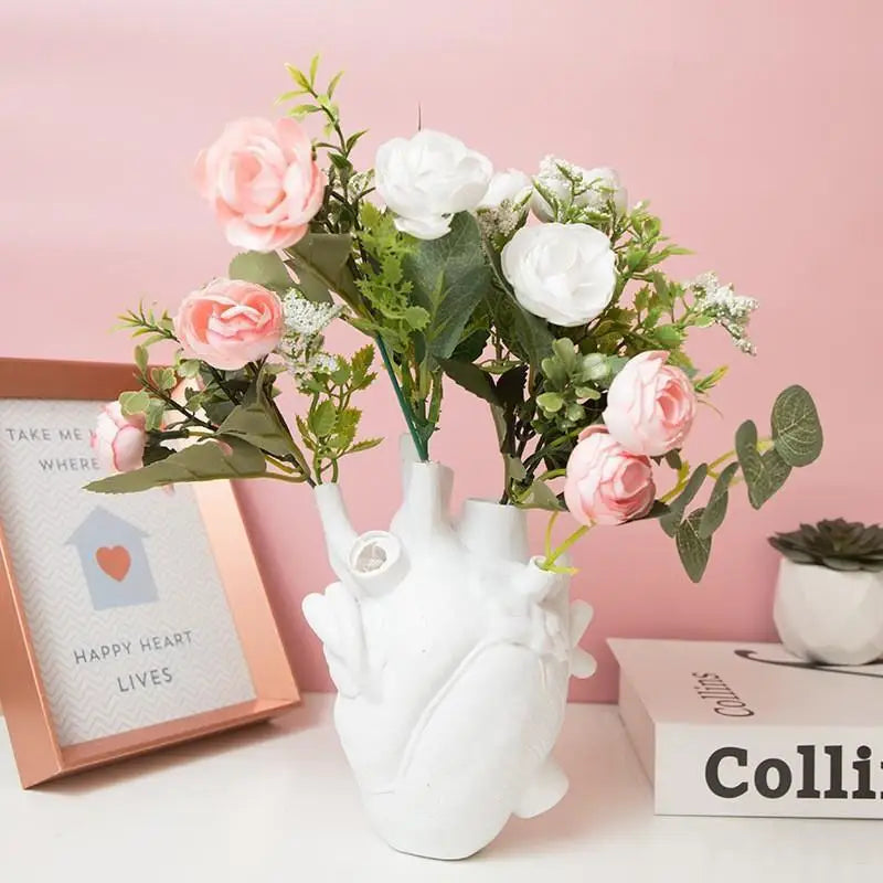 Rynx | Creative Heart-Shaped Resin Vase for Flowers – Customized Desktop Home Decoration Sculpture