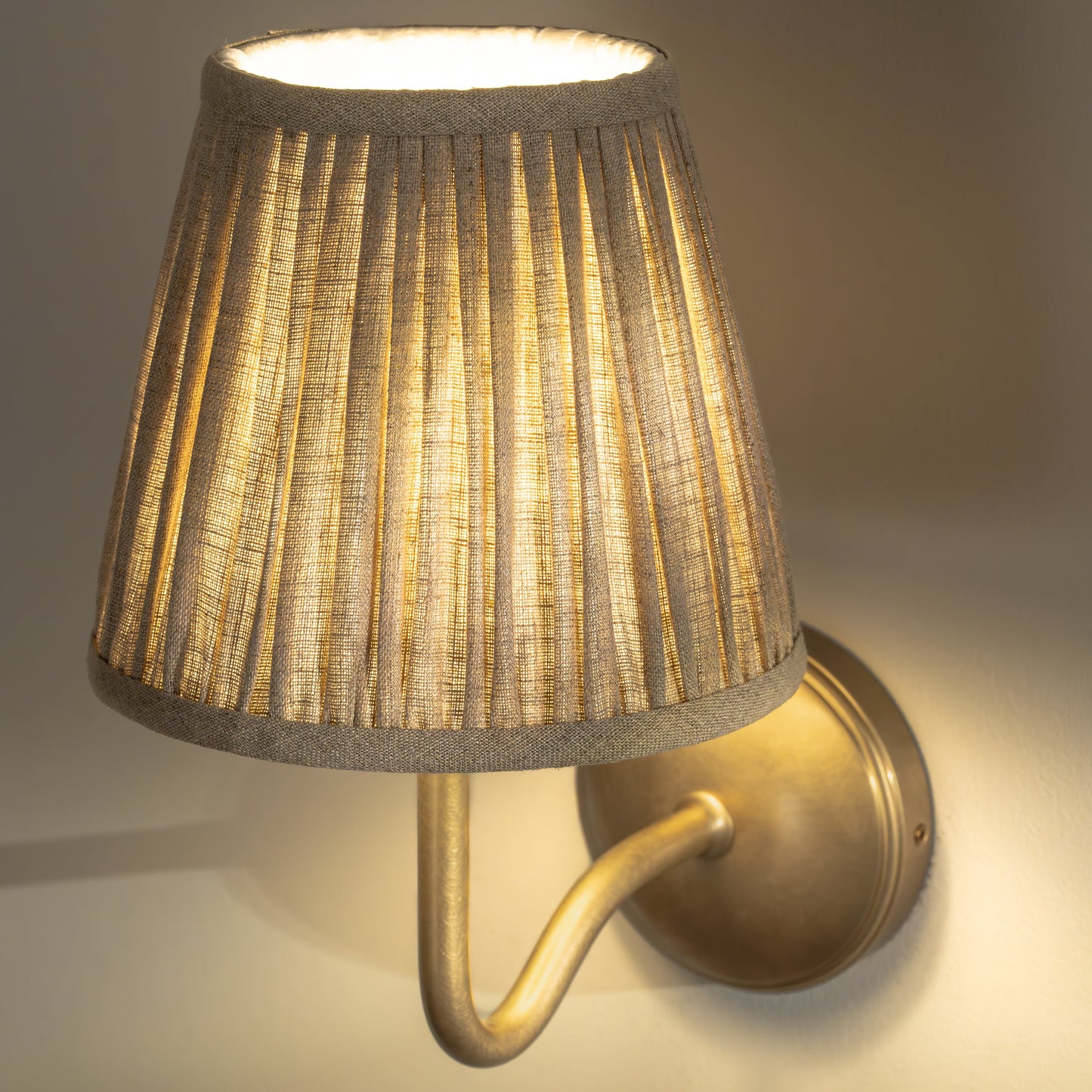 Rynx | Malvern Small Wall Lamp Pleated Natural Beige - Antique Brass