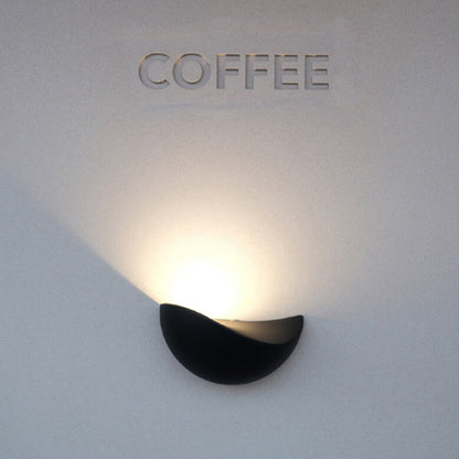 Rynx | Minimalist half-round LED wall lamp in aluminum