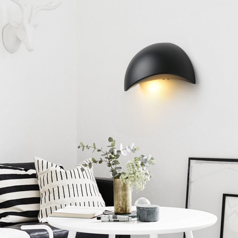 Rynx | Minimalist half-round LED wall lamp in aluminum