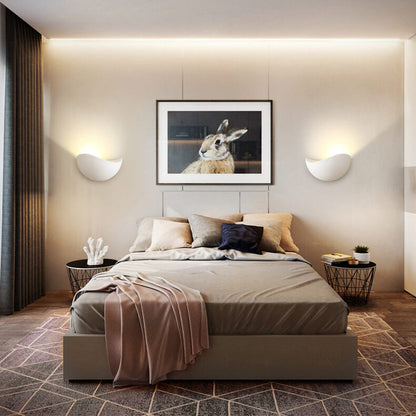 Rynx | Minimalist half-round LED wall lamp in aluminum