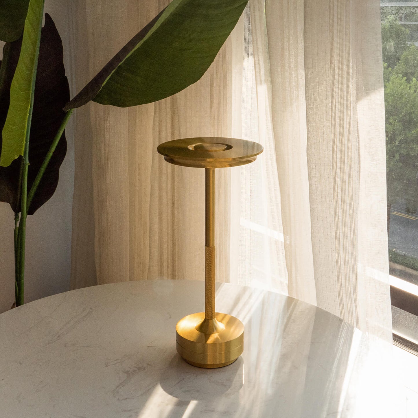 Rynx | Ambient Metallic Wireless Table Lamp