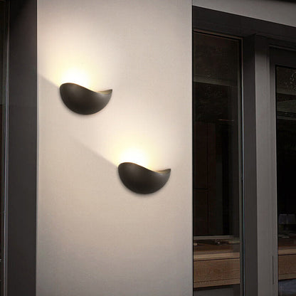 Rynx | Minimalist half-round LED wall lamp in aluminum