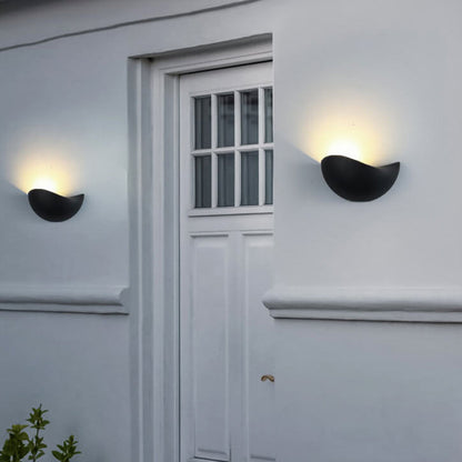 Rynx | Minimalist half-round LED wall lamp in aluminum