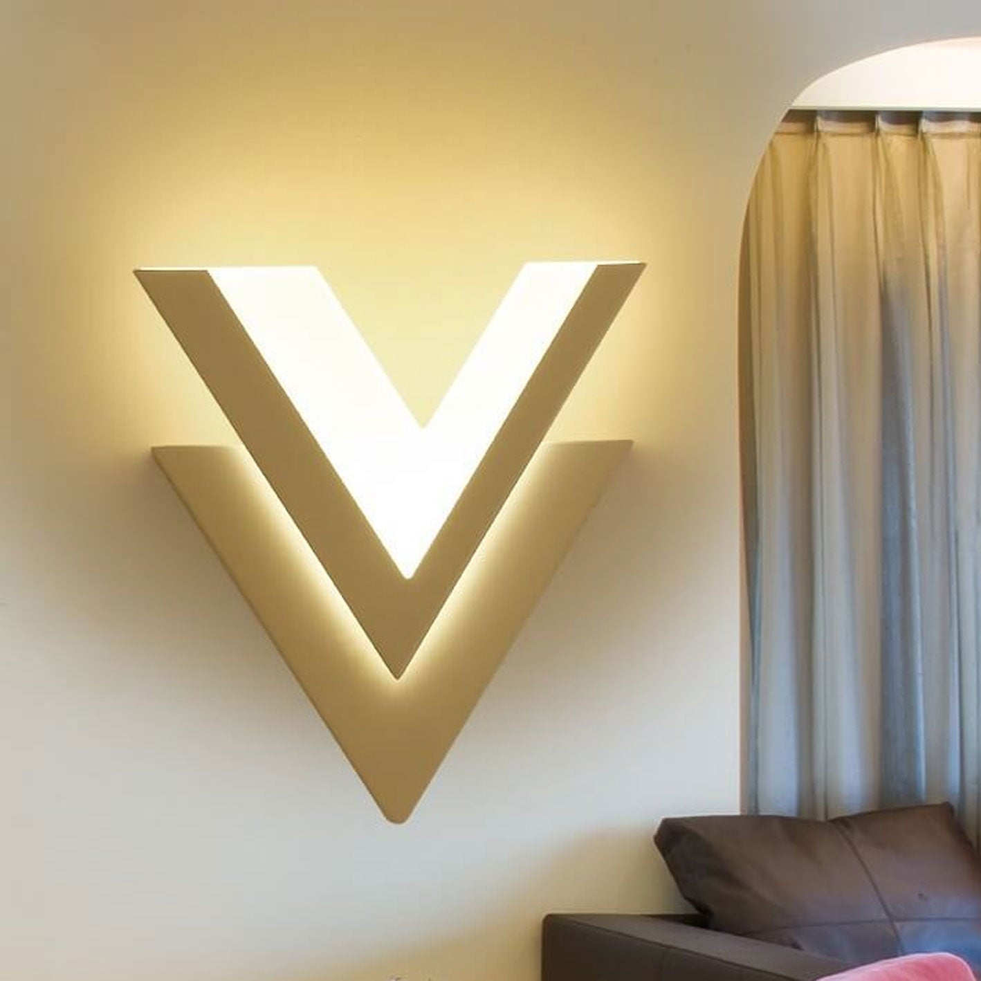 Rynx | Minimalist V-shaped LED wall lamp