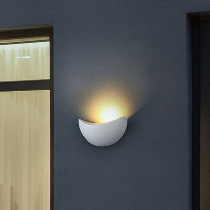 Rynx | Minimalist half-round LED wall lamp in aluminum