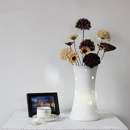 Rynx | Vaselle – White ceramic lamp with nature-inspired dried flowers