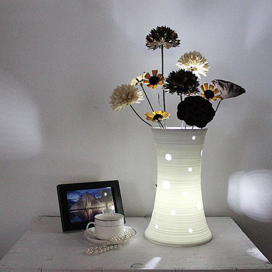 Rynx | Vaselle – White ceramic lamp with nature-inspired dried flowers