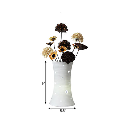 Rynx | Vaselle – White ceramic lamp with nature-inspired dried flowers