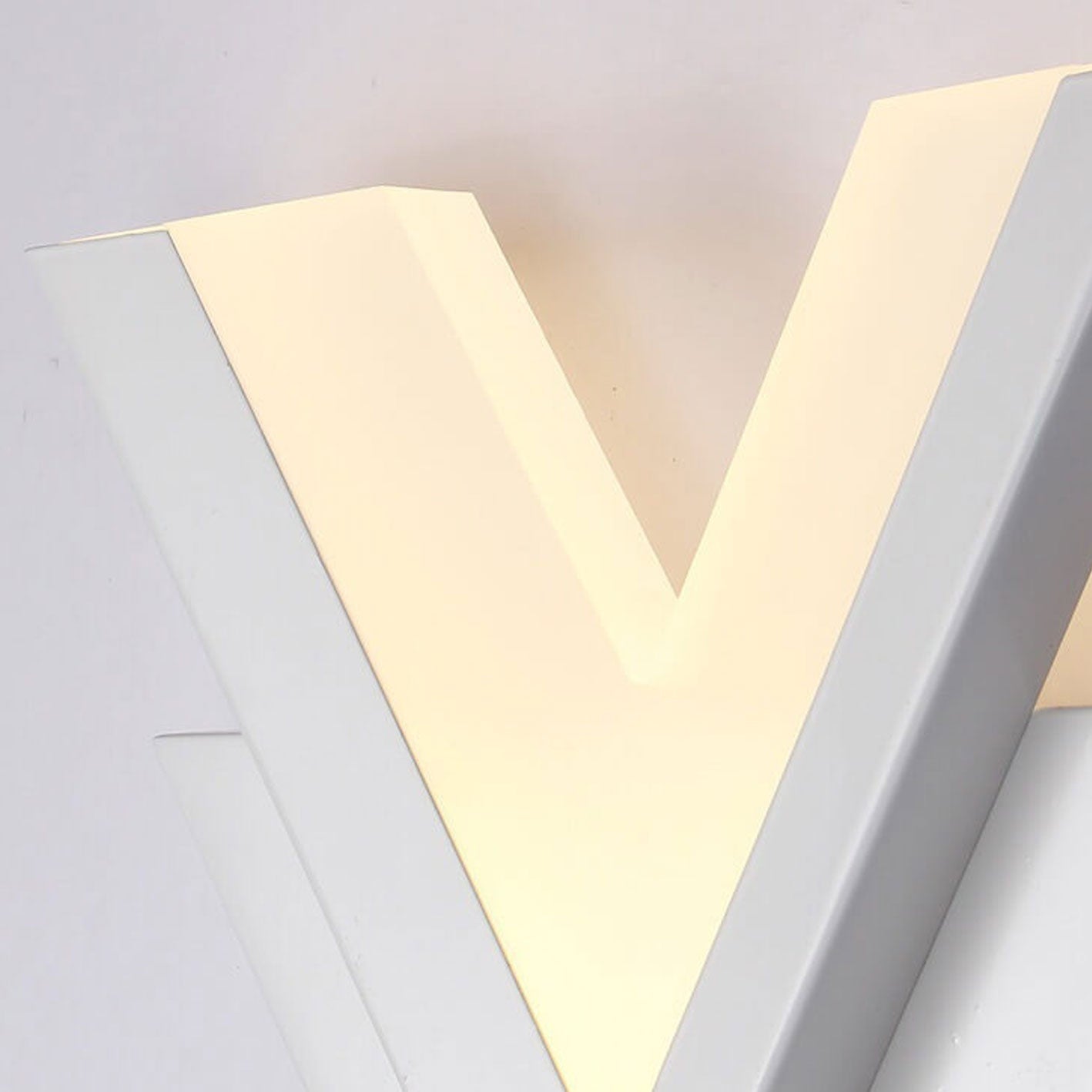 Rynx | Minimalist V-shaped LED wall lamp