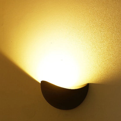 Rynx | Minimalist half-round LED wall lamp in aluminum