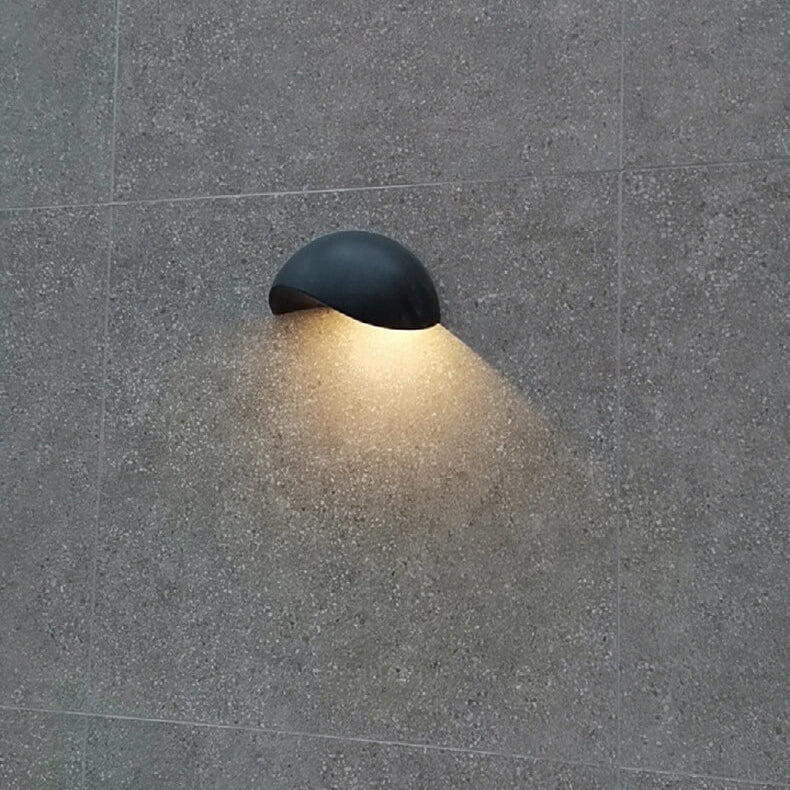 Rynx | Minimalist half-round LED wall lamp in aluminum