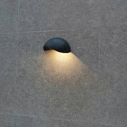 Rynx | Minimalist half-round LED wall lamp in aluminum