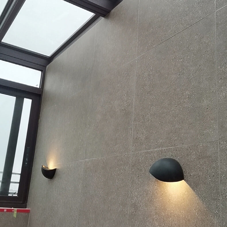 Rynx | Minimalist half-round LED wall lamp in aluminum