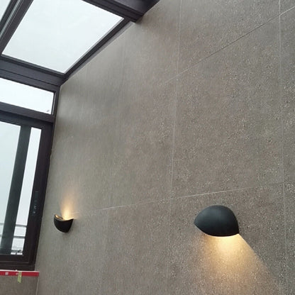 Rynx | Minimalist half-round LED wall lamp in aluminum