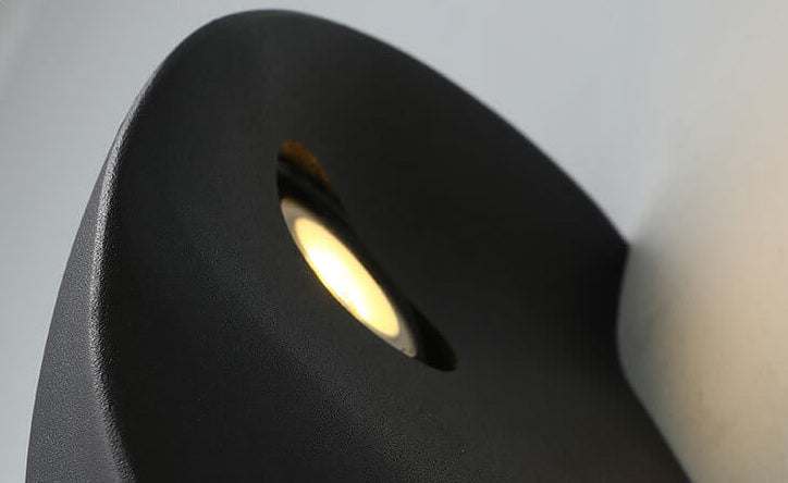 Rynx | Minimalist half-round LED wall lamp in aluminum