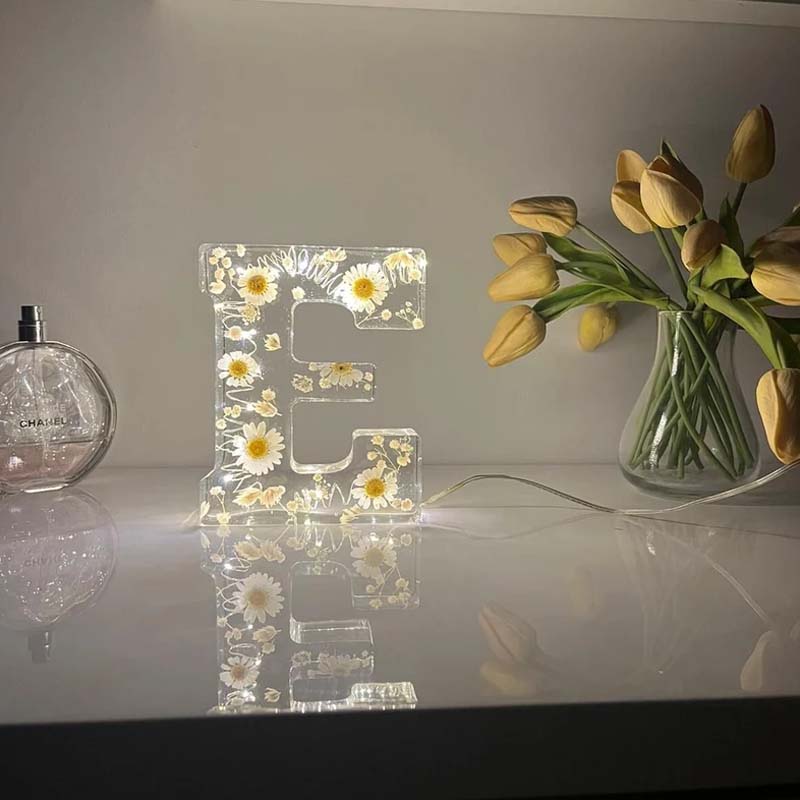 Rynx | Night light made of resin with floral pattern