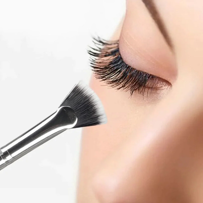 Rynx | Angled mascara brush with wave cut