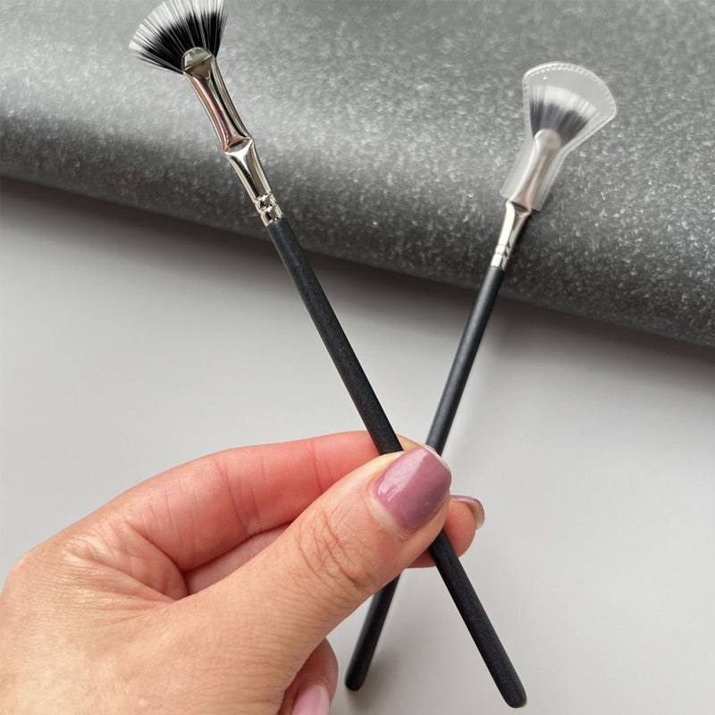 Rynx | Angled mascara brush with wave cut