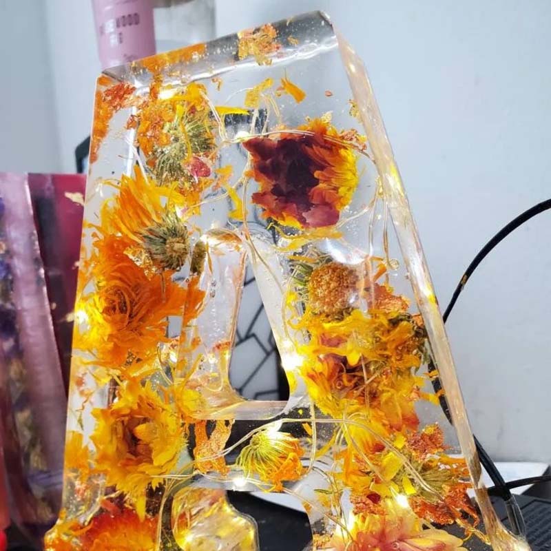 Rynx | Night light made of resin with floral pattern
