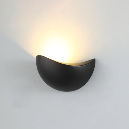 Rynx | Minimalist half-round LED wall lamp in aluminum