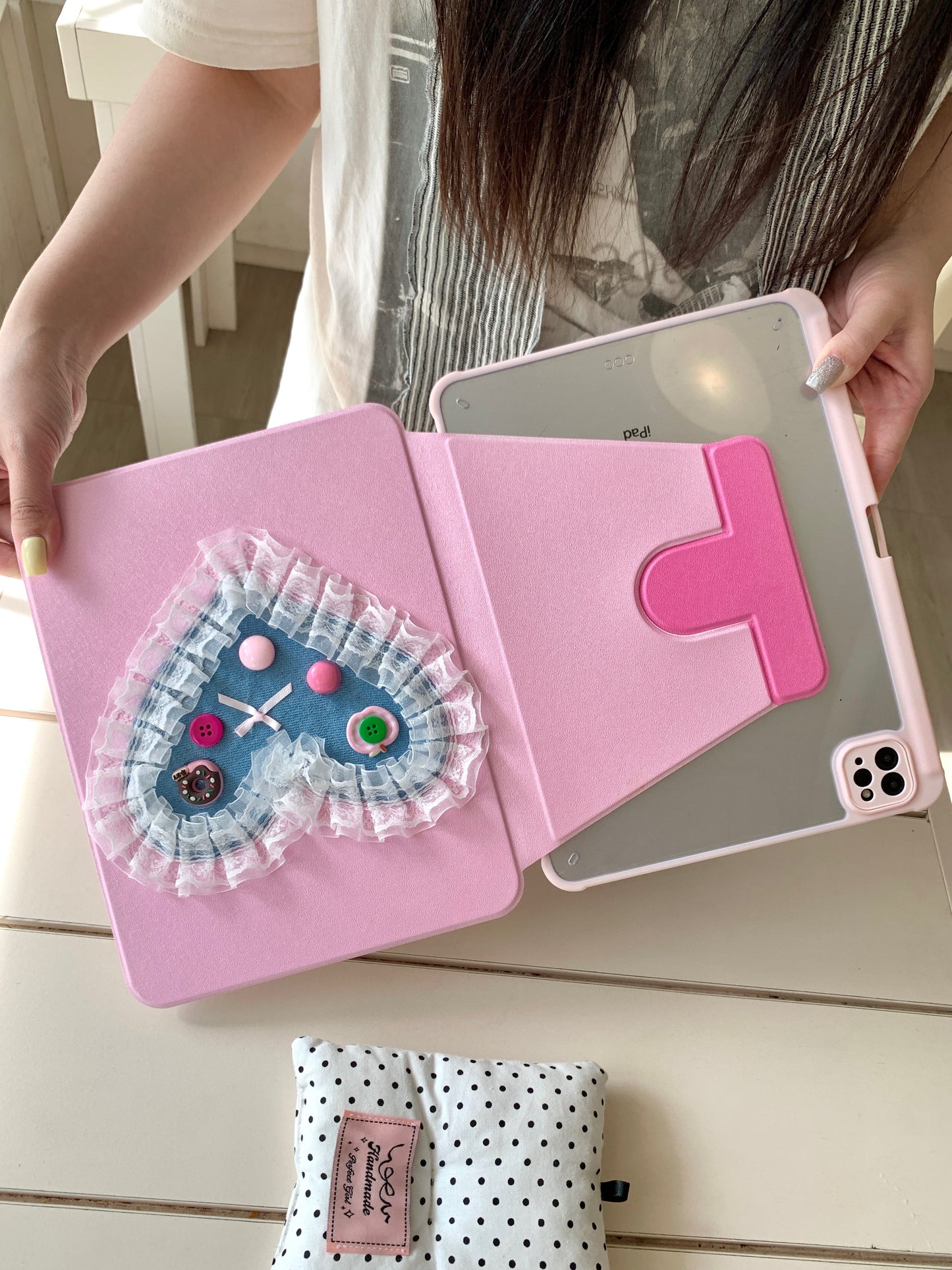 Rynx | Cute pink iPad case with heart lace design – Floral stand case