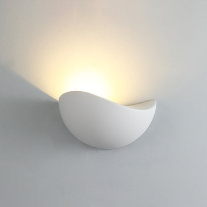 Rynx | Minimalist half-round LED wall lamp in aluminum