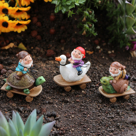 Rynx | 3 Pcs - Skateboarding Gnome Figur