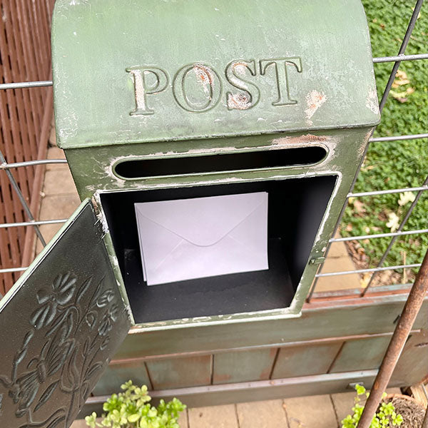 Rynx | Weathered farmhouse mailbox