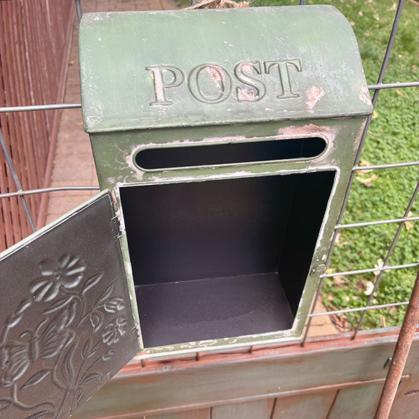 Rynx | Weathered farmhouse mailbox