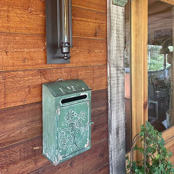 Rynx | Weathered farmhouse mailbox