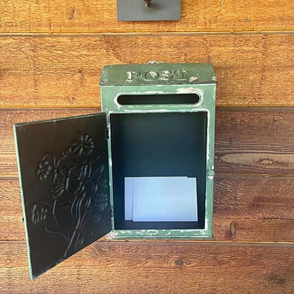 Rynx | Weathered farmhouse mailbox