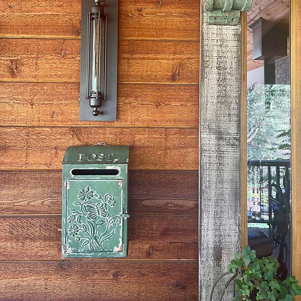 Rynx | Weathered farmhouse mailbox