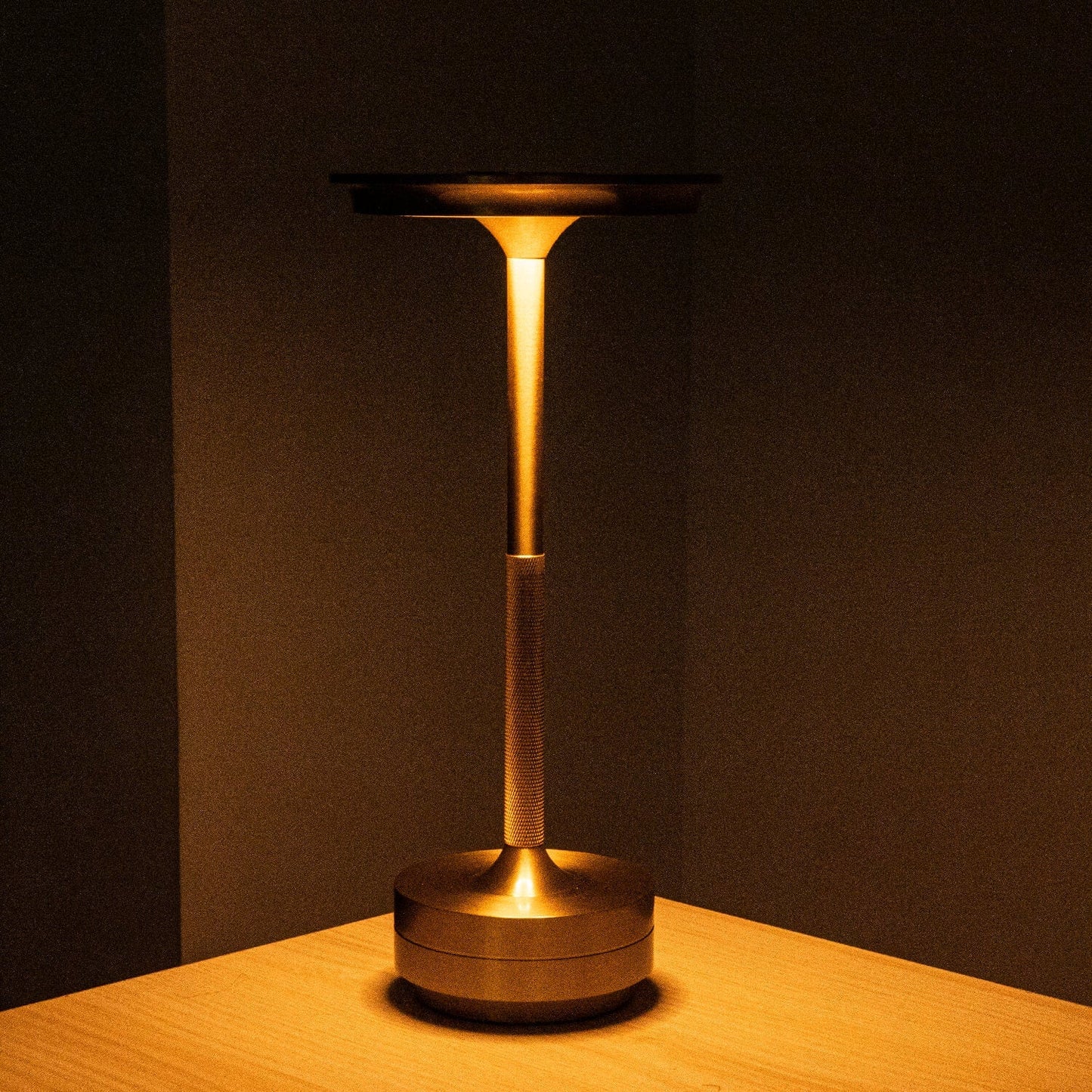 Rynx | Ambient Metallic Wireless Table Lamp