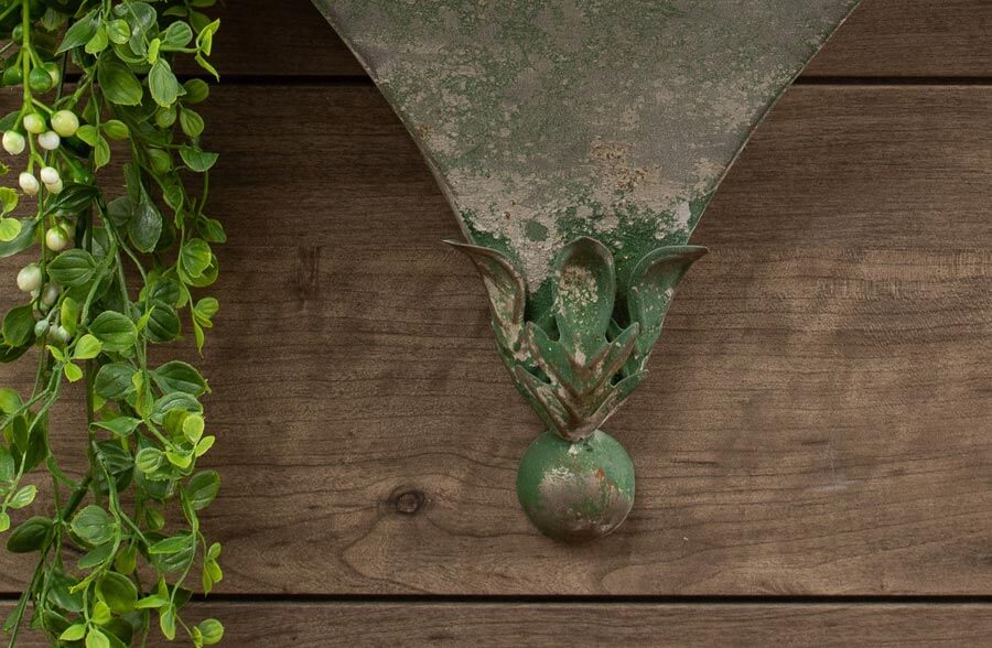 Rynx | Antique green cornice shelf